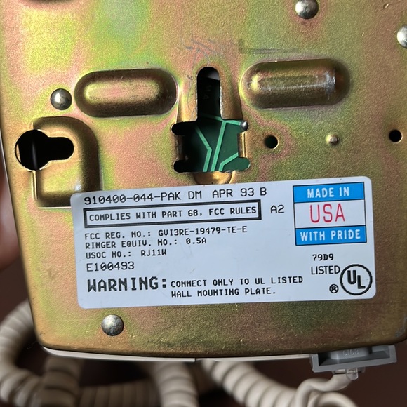 Vintage GTE wall mount push button phone - Picture 7 of 13